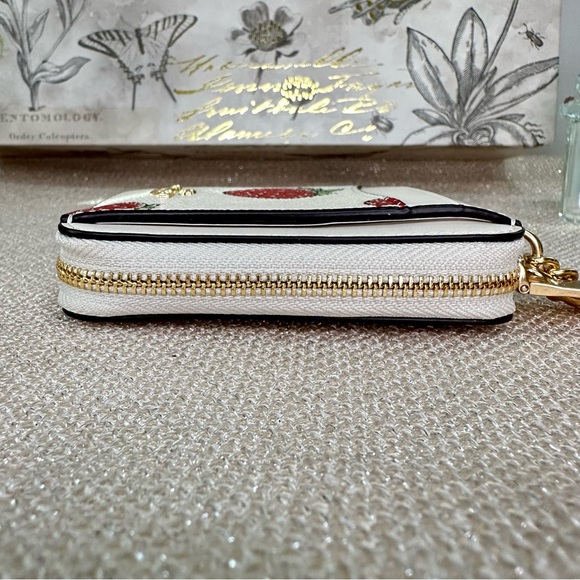 Coach Zip Card Case in Chalk With Strawberry Print Gold Hardware CAR32 - Picture 11 of 14